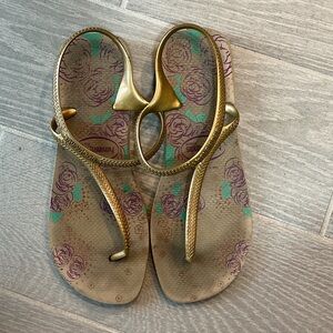 Havaianas Women’s Gold Flip Flop Sandals with Purple & Teal Floral  Women’s Sz 9